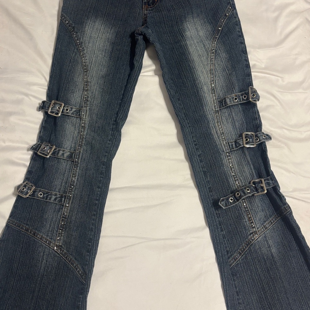 Stylish Blue Women's Low Waisted Jeans with Buckle Accents